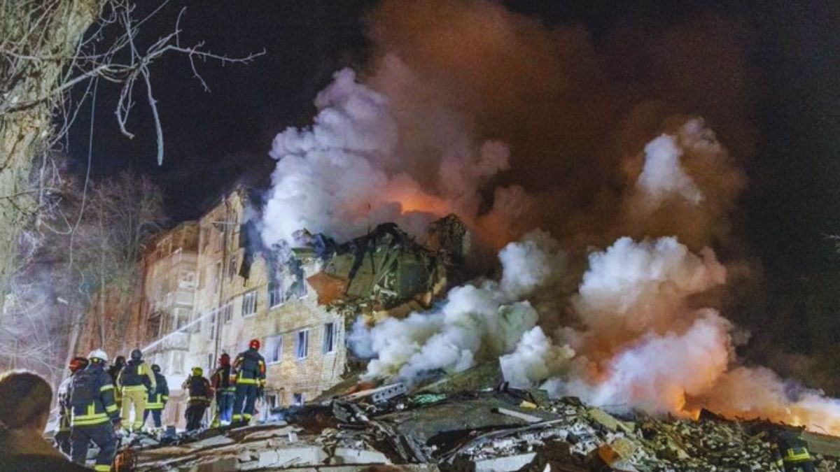 Russia missile strike Kharkiv residential building, Kharkiv apartment building destroyed missile attack, Russian ballistic missile damage Kharkiv Ukraine, rescue workers Kharkiv missile strike rubble, Kharkiv city missile attack night explosion, Russia Ukraine war Kharkiv destruction