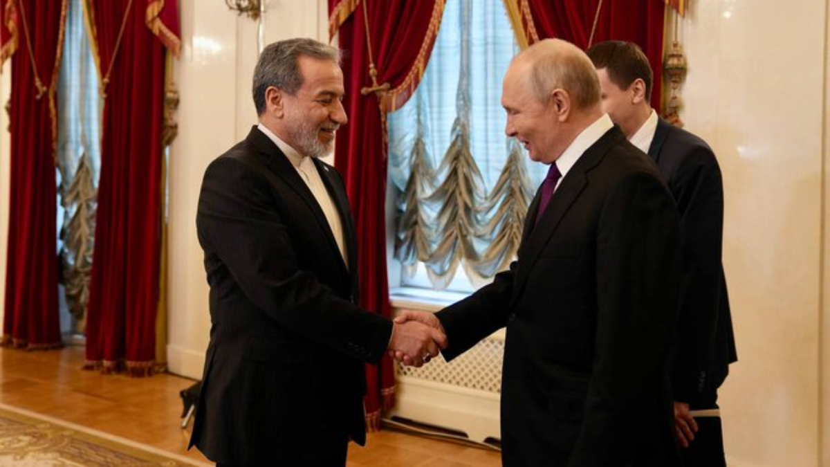 Putin Supports Iran, Meets Araghchi in Moscow When Tehran Hails “Strategic Partnership